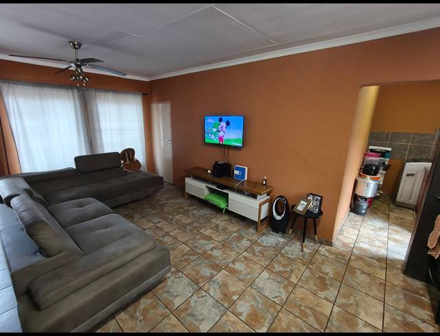 3 BEDROOM TOWNHOUSE FOR SALE IN OOS EINDE